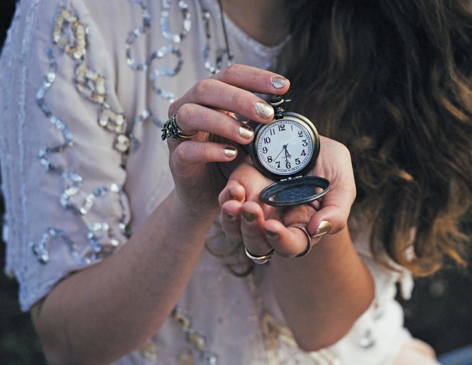 femme avec une montre