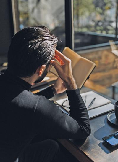 homme réfléchissant sur un texte