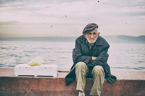 Homme au bord d'une plage