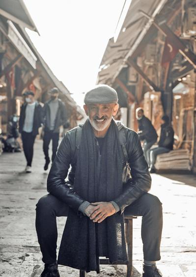 Homme assis sur un banc public