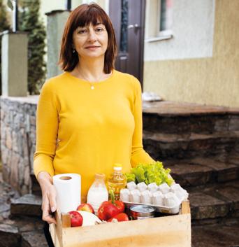 femme en train de servir un
plateau