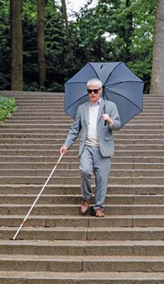 Homme aveugle descendant un escalier