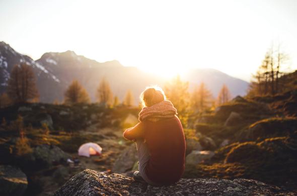 Femme méditant dans la nature