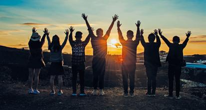 groupe célébrant un lever de soleil