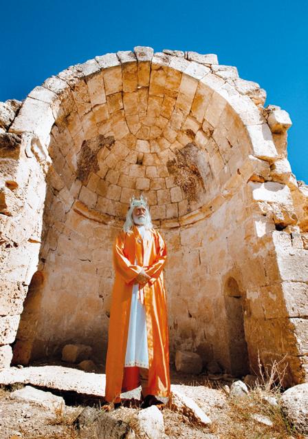 roi devant un temple antique